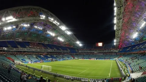 “83岁世界富豪牵手东北年轻女子大婚，真相揭晓：她非邓文迪？”